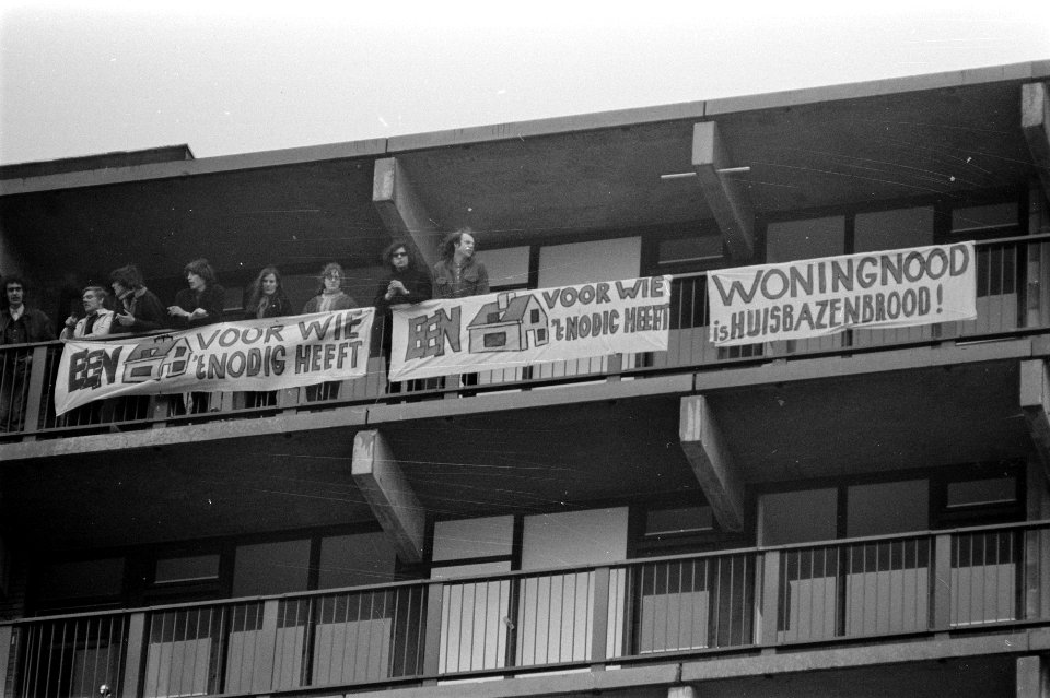 Leden S. J. bezetten flat in Bijlmermeer, Bestanddeelnr 923-4897