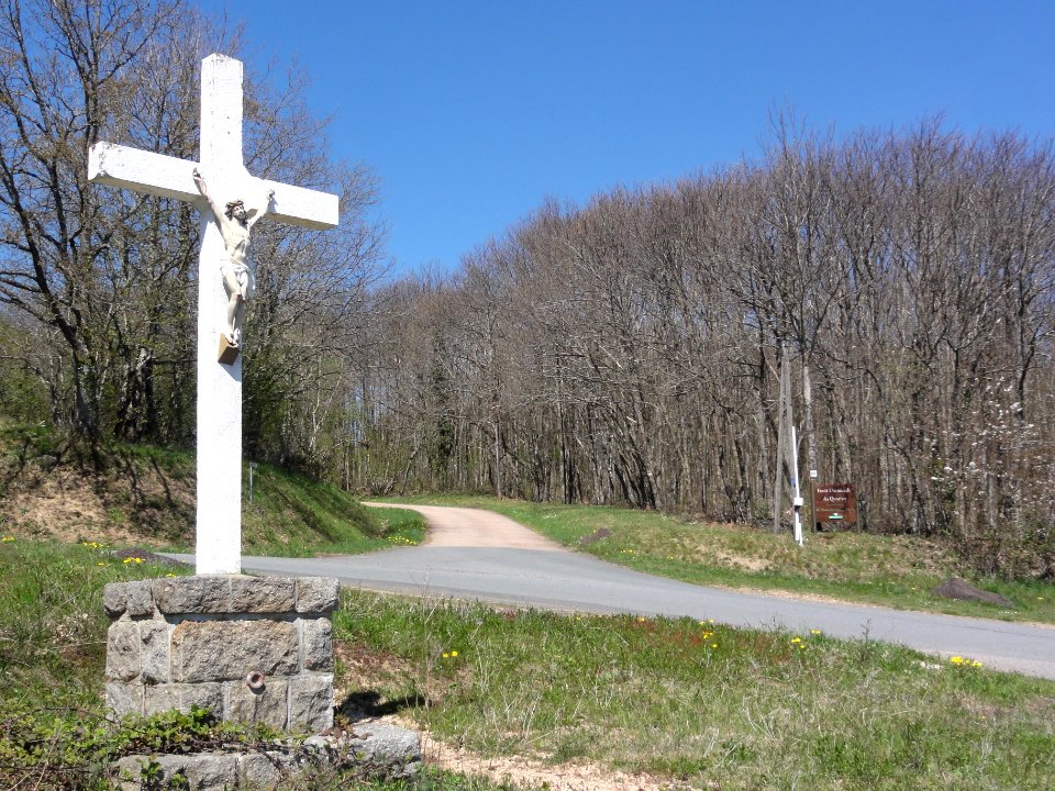 Le Quartier (Puy-de-Dôme) croix de chemin, forêt domaniale du Quartier