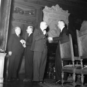 Leden van de ministerraad in gesprek. Vlnr. J.M. de Booy (Marine), dr. L.J.M. Be, Bestanddeelnr 900-8590