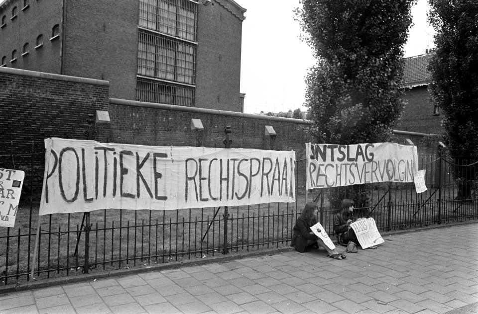 Leden van de Socialistische Jeugd posten met spandoeken voor de gevangenis aan d, Bestanddeelnr 922-5842