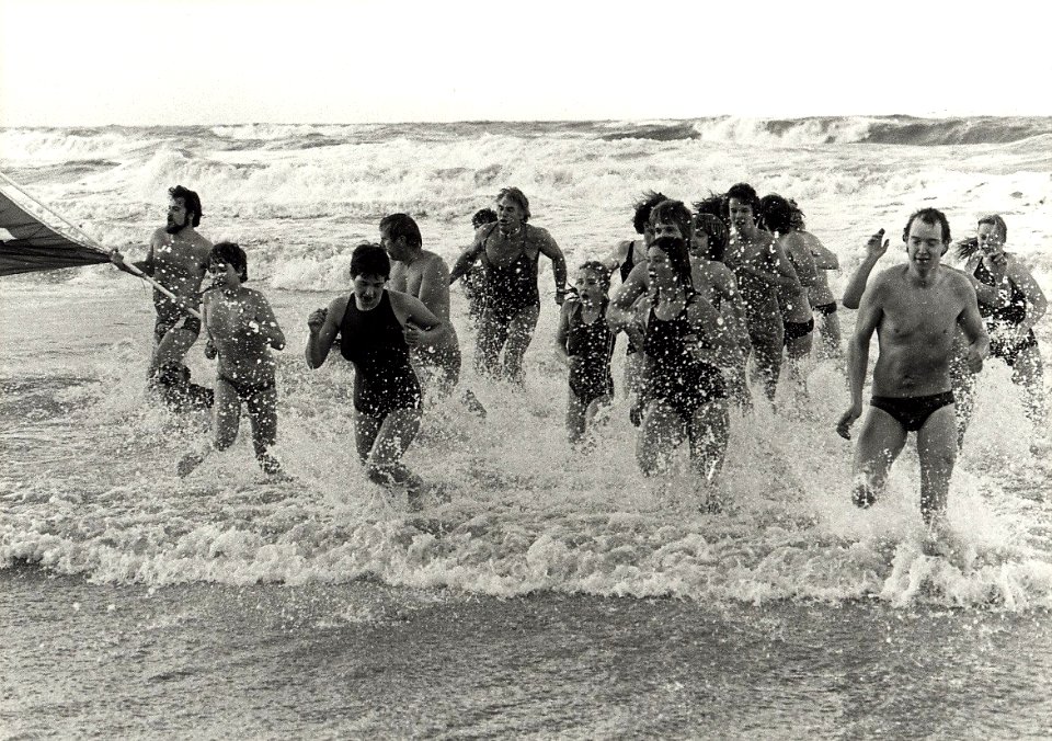 Leden van de Haarlemse Zwemclub, zijn volgens traditie op nieuwjaarsdag voor een frisse duik de zee in gerend. (Zandvoort). Aangekocht in 1980 van fotograaf C. de Boer. - Negatiefnummer 1882, NL-HlmNHA 54010752