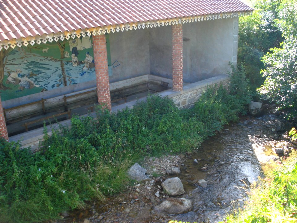 Le Moingt avec lavoir à Moingt (Montbrison, Loire, Fr)