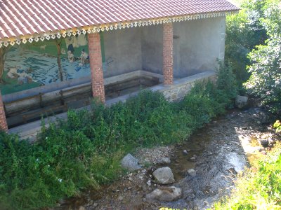 Le Moingt avec lavoir à Moingt (Montbrison, Loire, Fr)
