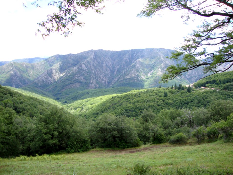 Le Péras (Castanet-le-Haut, Hérault, Fr) vue des monts de l'Espinouse