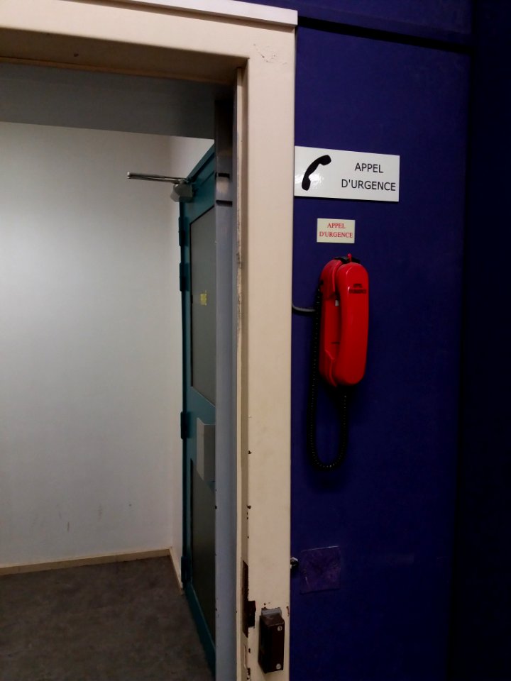 Le Tubà - Salle des coffres, téléphone d'urgence
