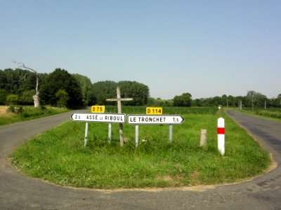 Le Tronchet (Sarthe) croix D75-D114