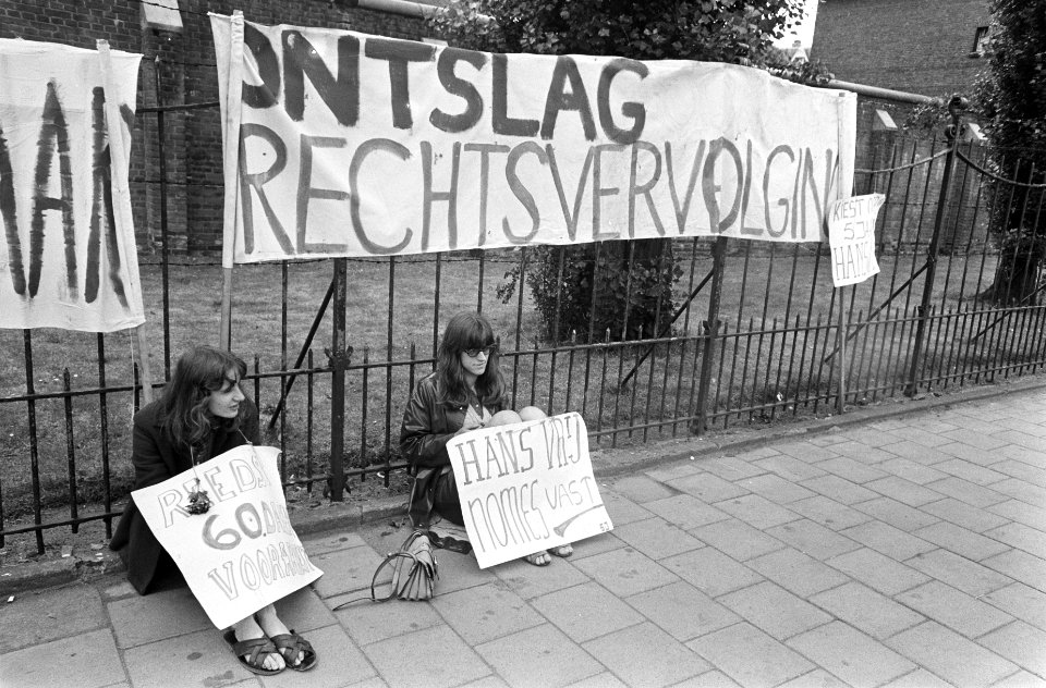Leden van de Socialistische Jeugd posten met spandoeken voor de gevangenis aan d, Bestanddeelnr 922-5841