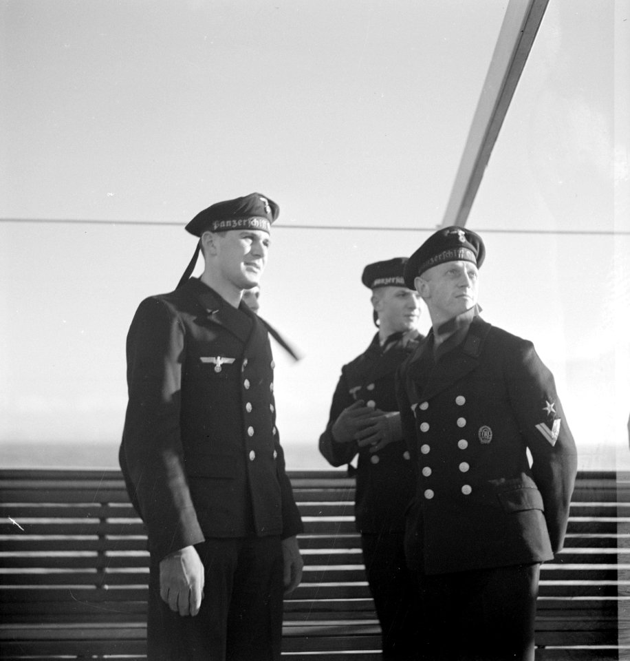 Leden van de Duitse Kriegsmarine op een schip bij Napels, Bestanddeelnr 255-9604