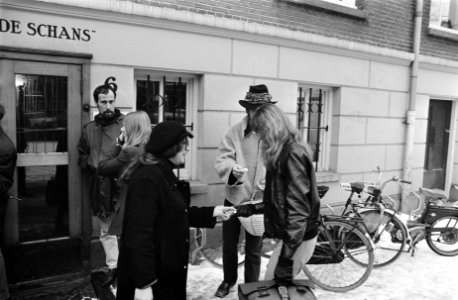 Leden van de aktiegroep Dolle Mina delen voorbehoedsmiddelen uit aan leerlinge, Bestanddeelnr 923-2710