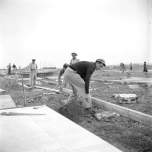 Leden van de bouwploeg van moederkibboets Yavne monteren barakken uit geprefabri, Bestanddeelnr 255-0700