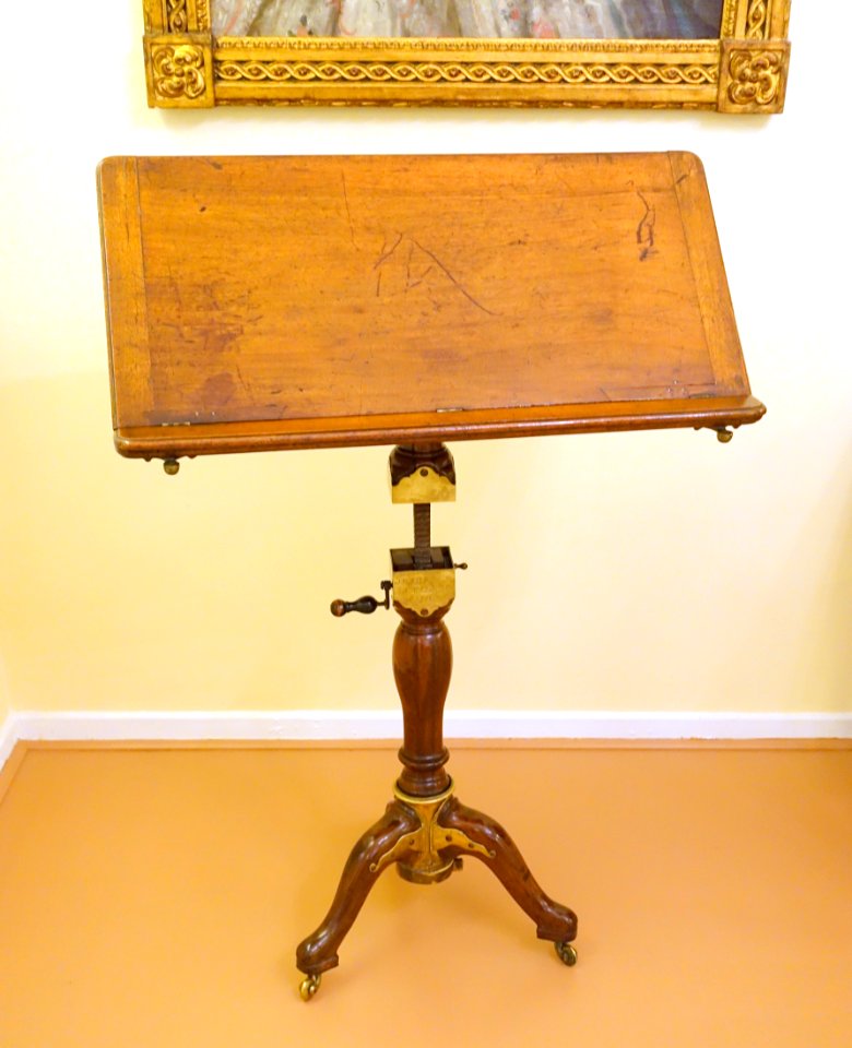 Lectern, Graupner, Madrid, 1770 AD, mahogany, bronze, iron - Museo Nacional de Artes Decorativas - Madrid, Spain - DSC08320