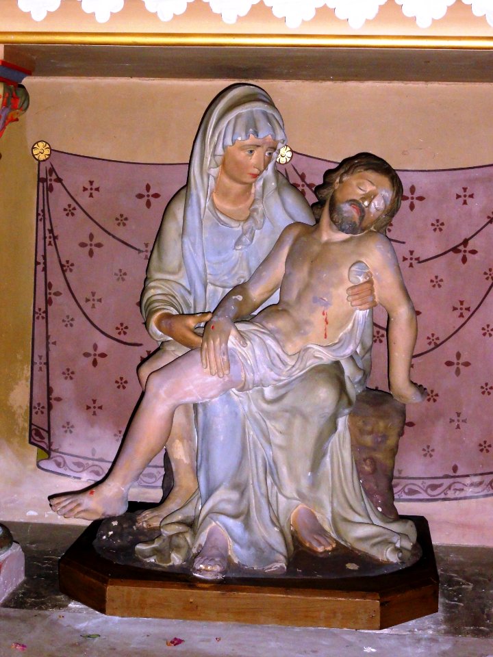 Le Grez (Sarthe) église, statue pietà