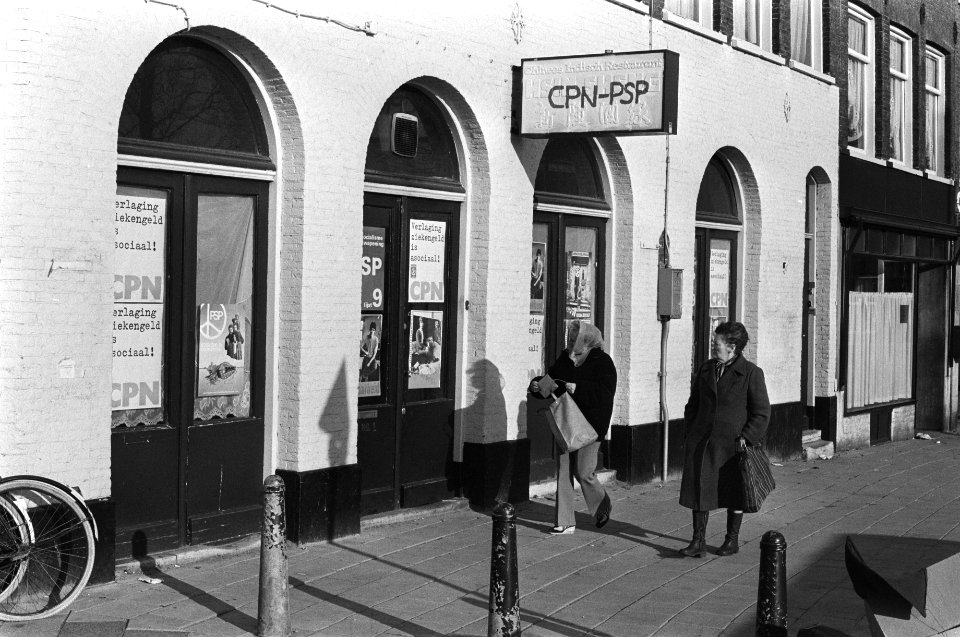 Leden van CPN en PSP hebben voormalig Chinees restaurant Czaar Peterstraat in Am, Bestanddeelnr 931-9455