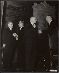 Leden van de ministerraad in gesprek. Vlnr. J.M. de Booy (Marine), dr. L.J.M. Be, Bestanddeelnr 022-0483