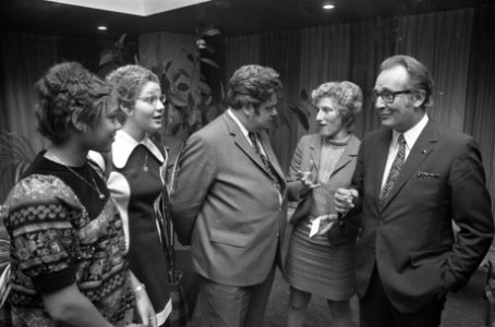 Leden Olympische Ploeg ontvangen op Ministerie van CRM, v.l.n.r. Enith Brigitha…, Bestanddeelnr 925-9017