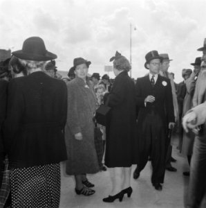 Leden van de VVSL bij het station. Op de rug gezien prinses Juliana, Bestanddeelnr 900-7837