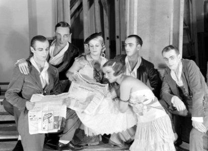 Leden van de Opera van Warschau lezen een krant in Teatr Wielki, Bestanddeelnr 190-1217