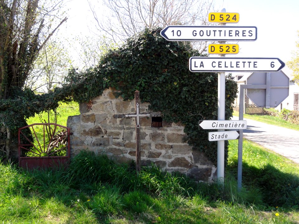 Le Quartier (Puy-de-Dôme) croix de chemin, panneaux de route
