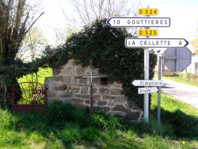 Le Quartier (Puy-de-Dôme) croix de chemin, panneaux de route