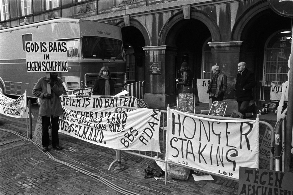 Leden landelijke organisatie van bijstandstrekkers in hongerstaking op Binnenhof, Bestanddeelnr 928-9365