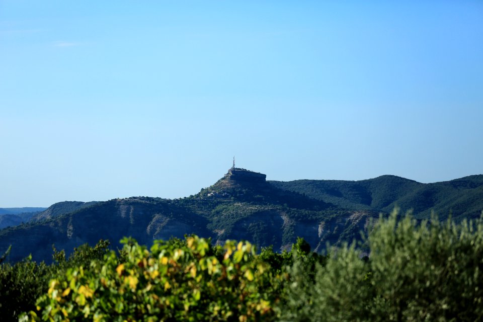 Le rocher de Sampzon vu depuis le plateau de Labeaume