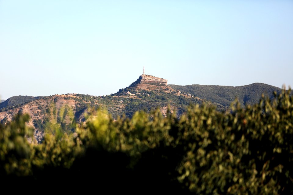 Le rocher de Sampzon sous le soleil du soir