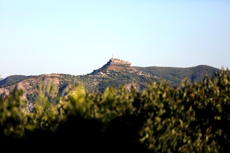 Le rocher de Sampzon sous le soleil du soir