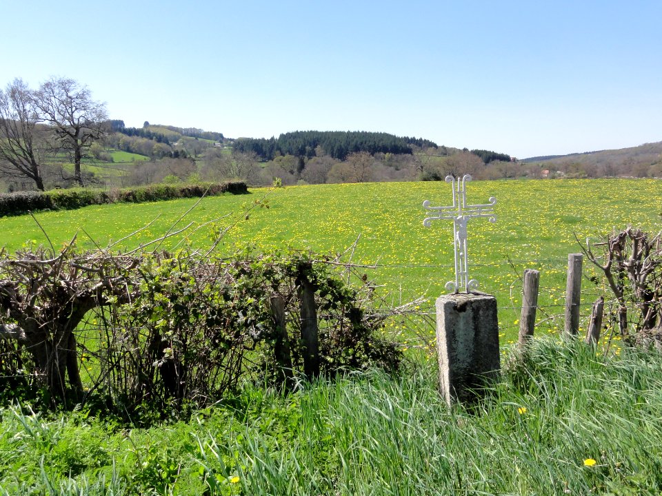 Le Quartier (Puy-de-Dôme) paysage avec croix, hameau Le Trait du Mas