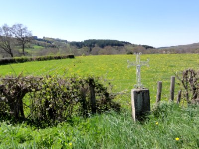 Le Quartier (Puy-de-Dôme) paysage avec croix, hameau Le Trait du Mas