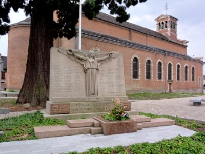 Le Quesnoy (Nord, Fr) monument aux morts et église