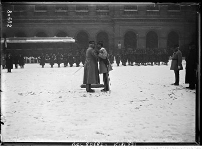 Le maréchal Pétain remet les insignes de Grand Croix au général Berdoulat dans la cour des Invalides