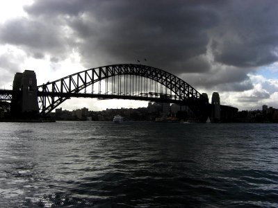 Le pont du port de Sydney un jour d'orage