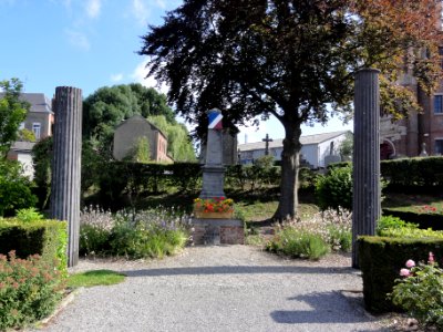Le Favril (Nord, Fr) monument aux morts