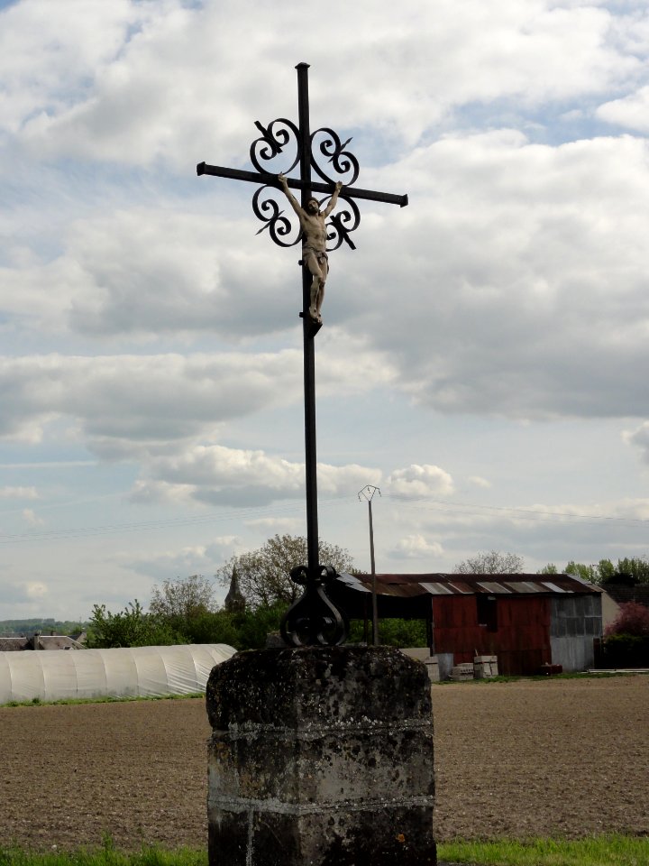 Laon (Aisne) croix de chemin au faubourg de Leuilly