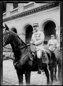Le général Berdoulat nouveau gouverneur militaire de Paris, revue de troupes aux Invalides