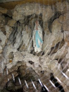 Le Quesnoy sortie Ruesnes, chapelle N.D. de Lourdes, intérieur à travers toile d'araignée