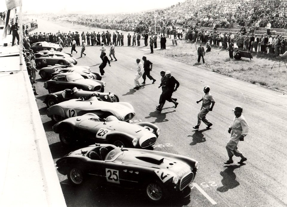 Le Mans start, op het circuit. NB. Foto bestelling bij het Foto- en Grafisch Centrum 441-41. Identificatienummer 54-005922, NL-HlmNHA 54005922