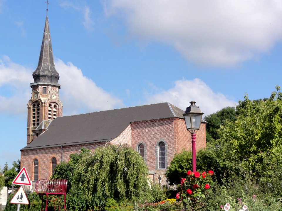 Le Favril (Nord, Fr) église, vue latérale