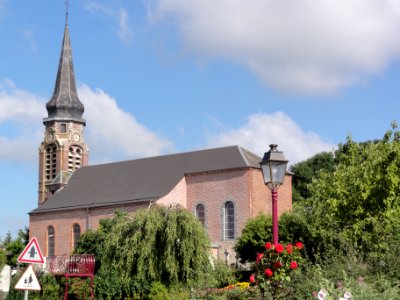 Le Favril (Nord, Fr) église, vue latérale