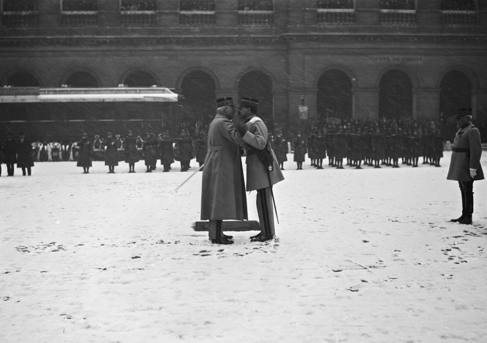Le maréchal Pétain remet les insignes de Grand Croix au général Berdoulat dans la cour des Invalides (fragment)