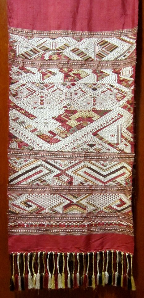 Lao textile, silk threads with natural dyes, East-West Center