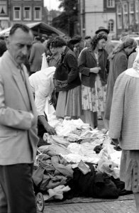 Lappies Keren van een zomerjurk op het Waterlooplein, Bestanddeelnr 911-4153