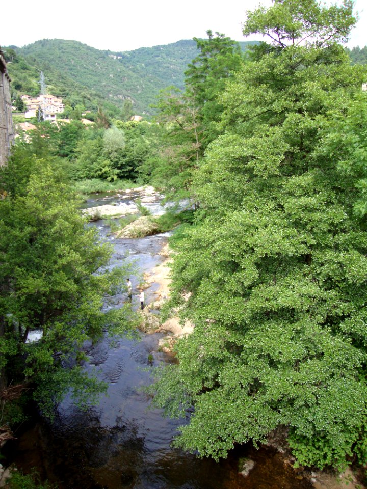 Le Moulinon (St.Sauveur-de-Montagut, Ardèche, Fr) l'Auzène débouche dans l'Eyrieux (tout au fond)