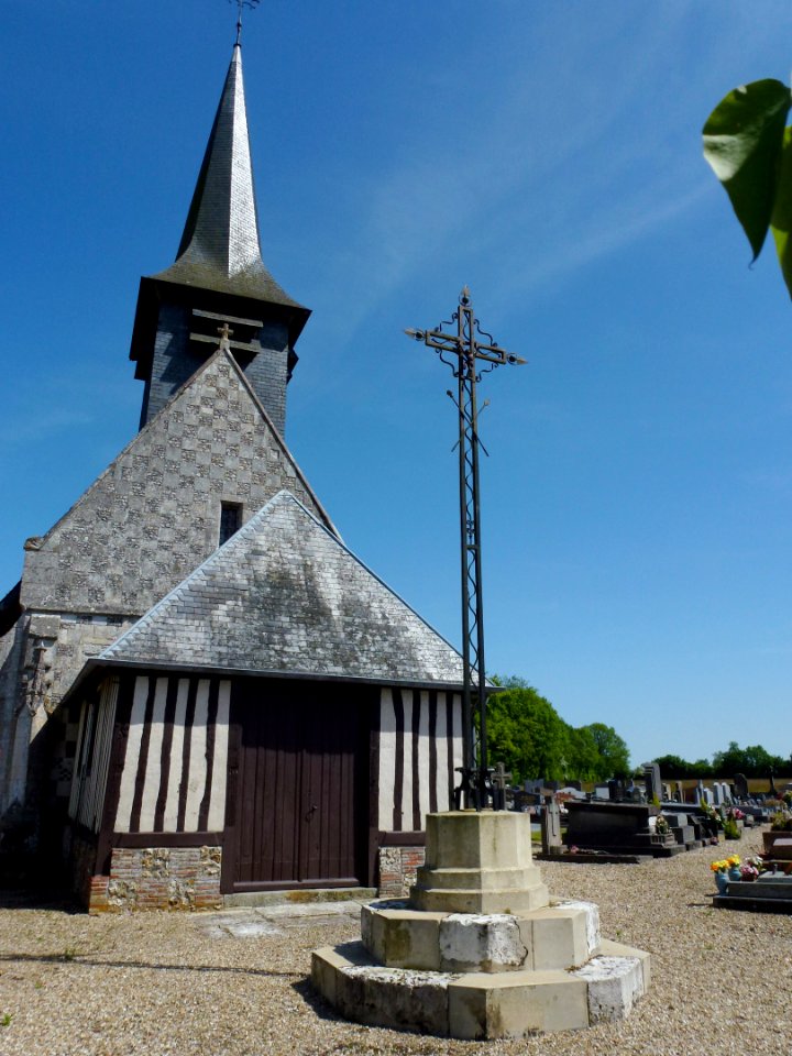Le Favril (Eure, Fr) église et croix de cimetière