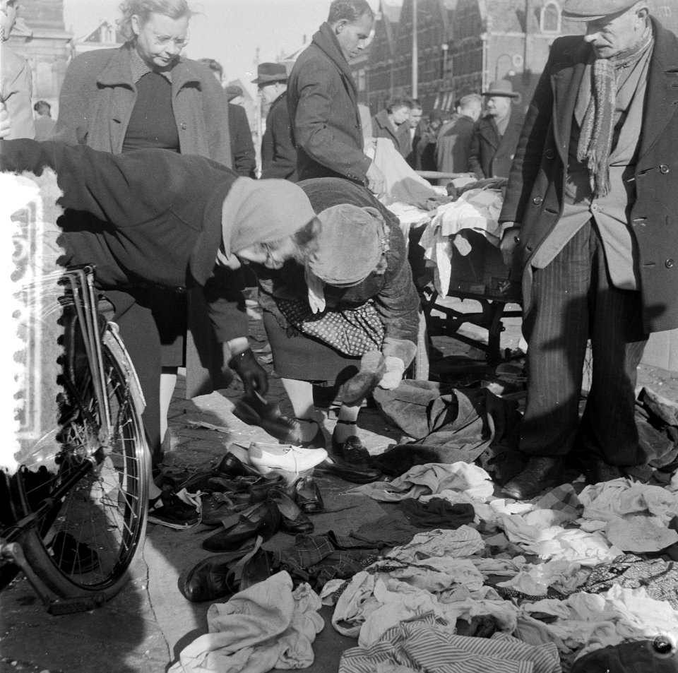 Lapjeskeren en schoenen zoeken Waterlooplein, Bestanddeelnr 908-3612