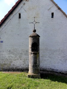 Le Favril (Nord, Fr) chapelle Rue principale devant nr 10