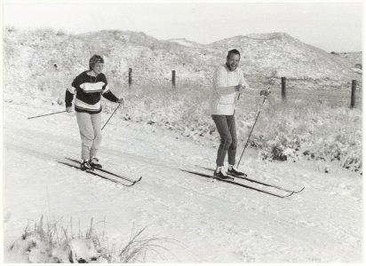 Langlaufen in de Kennemerduinen. NL-HlmNHA 54015728