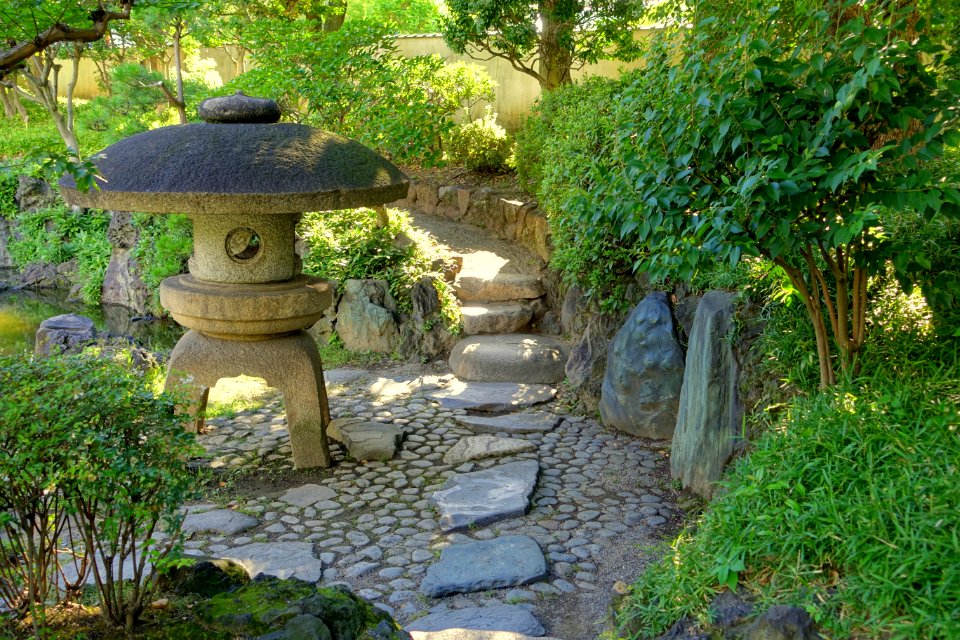 Lantern - Old Yasuda Garden - Tokyo, Japan - DSC06551
