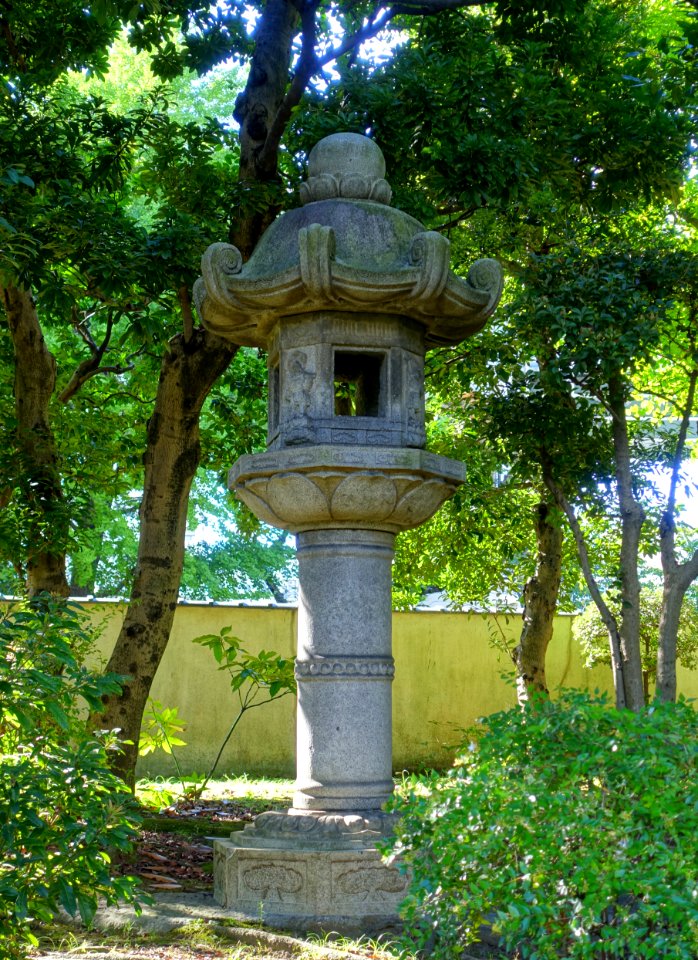 Lantern - Old Yasuda Garden - Tokyo, Japan - DSC06547