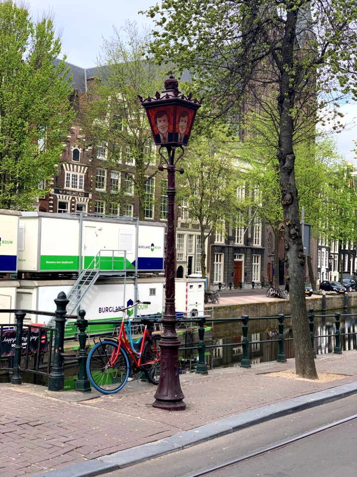 Lantaarnpaal met afbeelding van Willem Alexander op het Singel foto 1